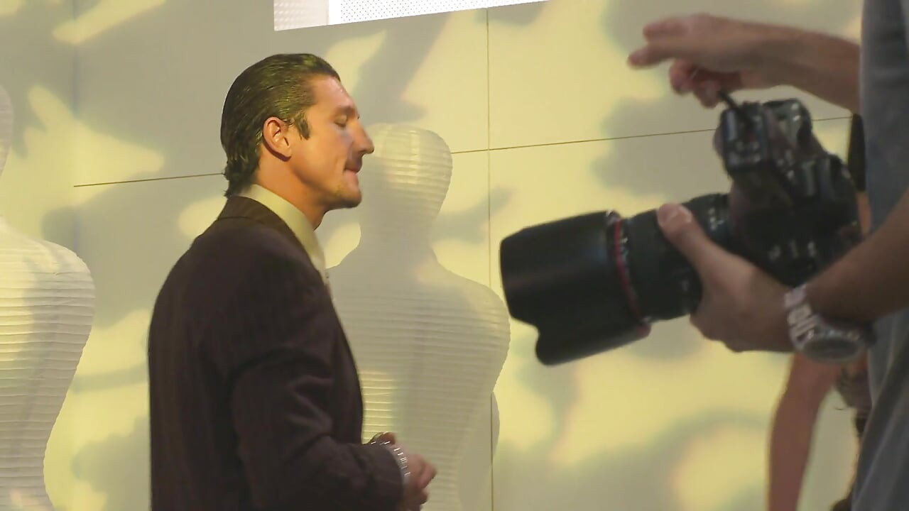 素晴らしい大きな胸の美女は自分の仕事を知っている