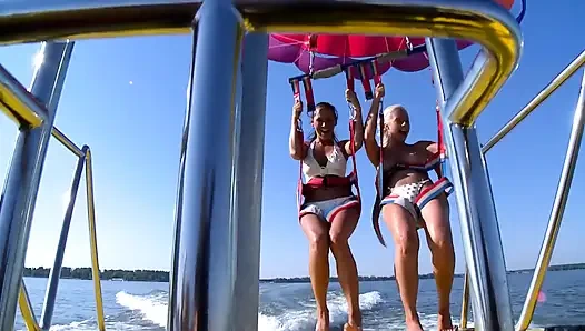 Boots-dreier, Blonde Schätzchen Lutschen Und Ficken Im Freien