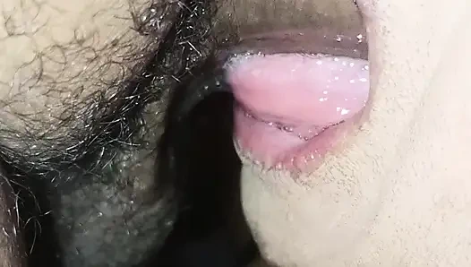 Sie lutschte seinen Penis, ohne ihn aus der Kehle zu nehmen und hielt nur auf, wenn er völlig weich war.