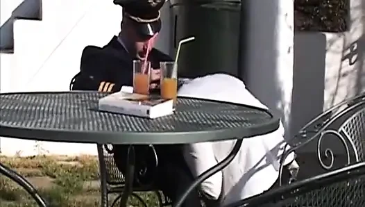 Randy pilot membelai brunette seksi di kokpit