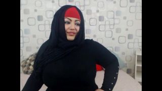 イスラム教徒の可愛い人が品物を披露