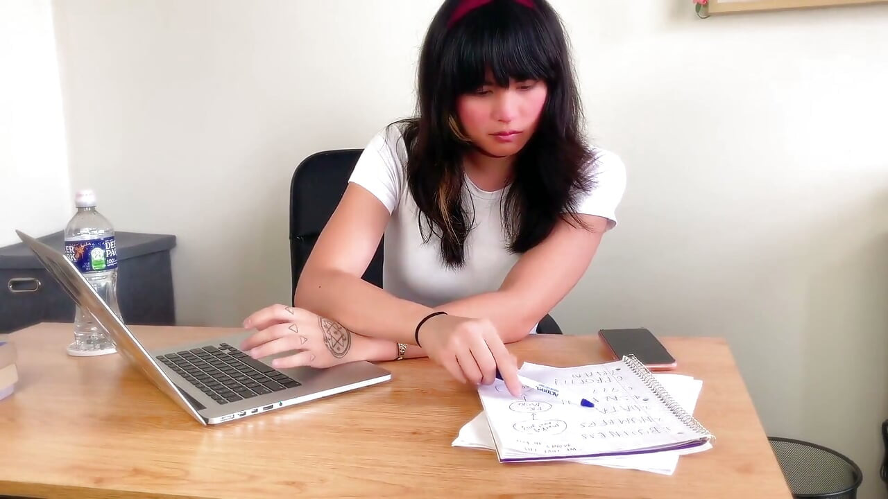 Нюхай мои джинсы: женское доминирование от стажера