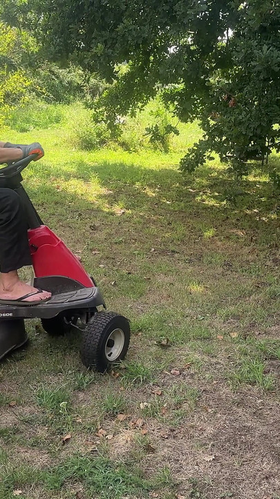 亚尼克·沙夫特 （Yanick Shaft） 为玛丽·卢马卡里 （Marie Lumacarie） 扮演园丁