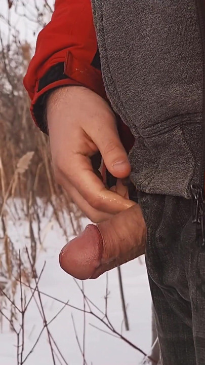 Berjanggut berang-berang memberikan saudaranya blowjob hangat di ladang salju. | Klip 1