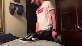 Amico annusa e viene con le scarpe da ginnastica da skate Nike