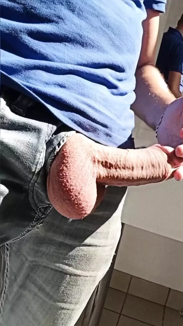 I jerk off quickly on my client's construction site