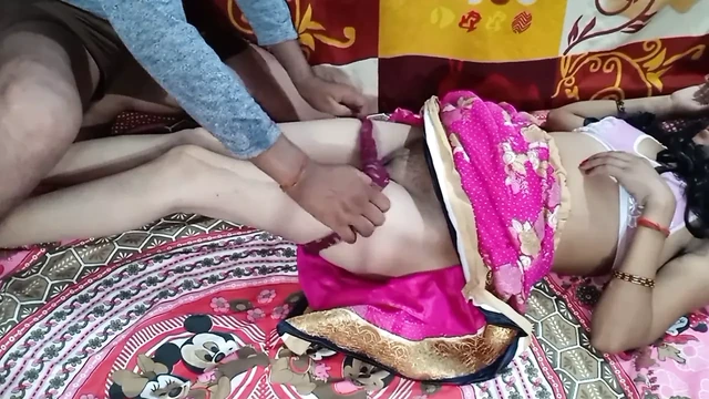 Soti huyi chachi ki chaddi utaar kar chod diya