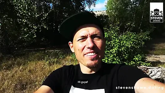 Şişman Alman piliç Ashley Cumstar büyük sahte göğüslerini emmesine izin veriyor! StevenShame