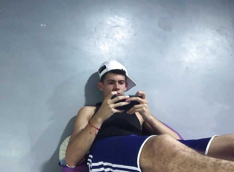 Jovem com grande doação brinca com seu pau
