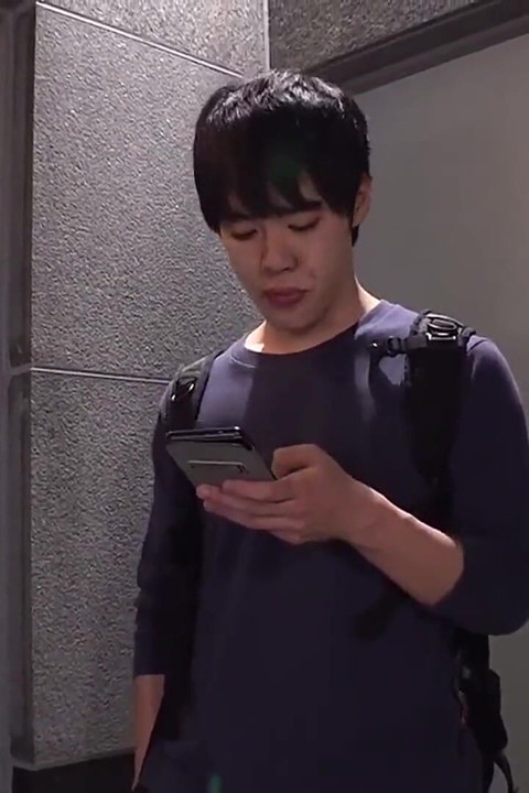 Sexy neukende haremsletten die ballen likken en pik zuigen. Deel 2