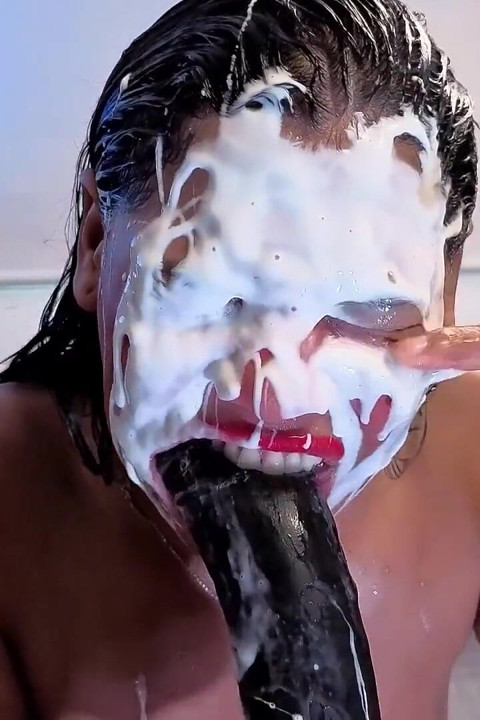 當我吞下你的雞巴時，我的嘴變得濕潤，精液在我的臉上爆炸