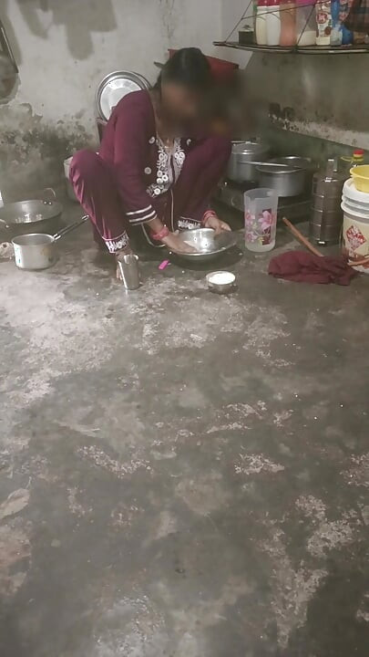 In the kitchen, water was taken out of stepsister stepbrother's penis, showing big boobs and Hindi audio best handjob.