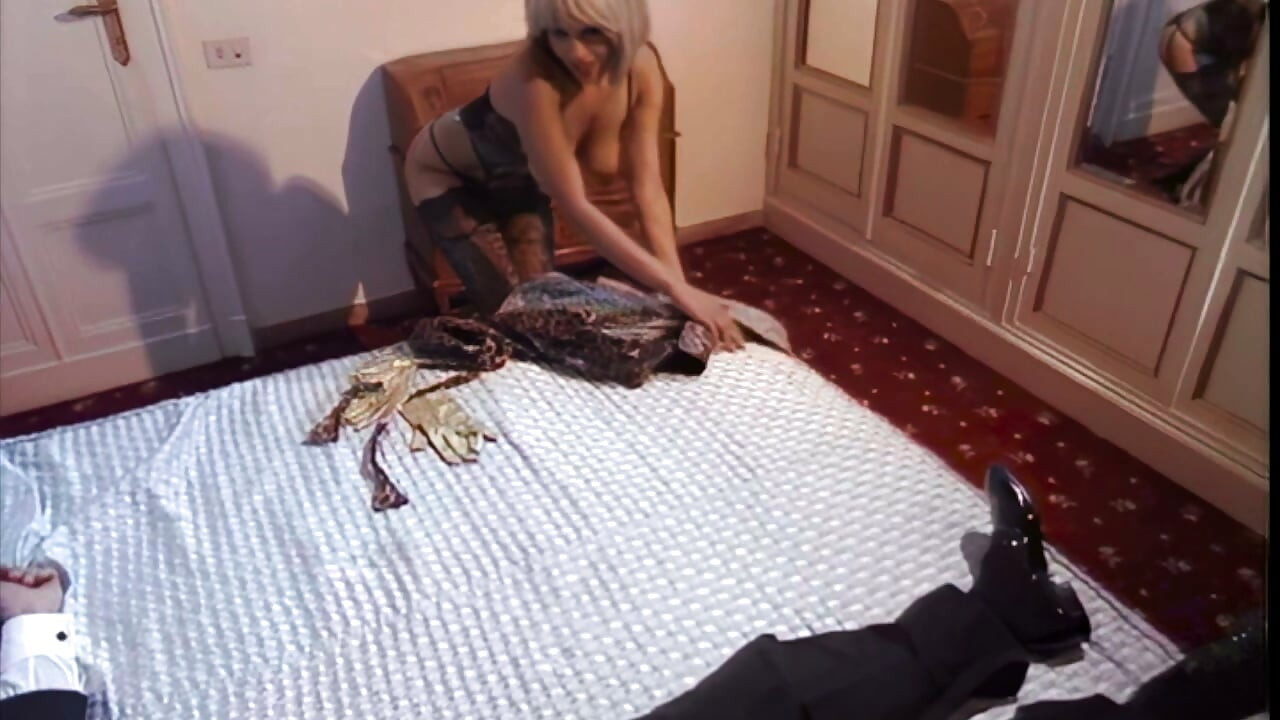 Latex en fijne lingerie voor koppelspellen met een ruimtekut