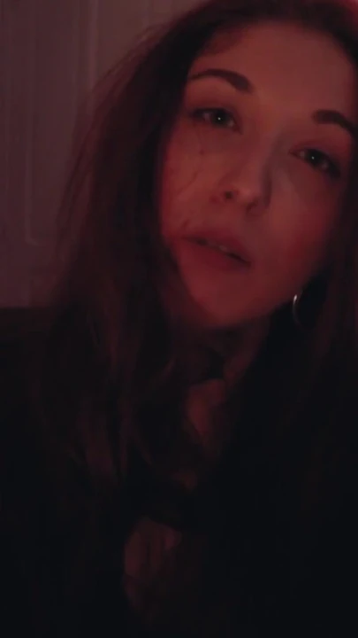 Detik ikonik dari "ASMR ROLEPLAY JOI - temu bual dengan vampire."