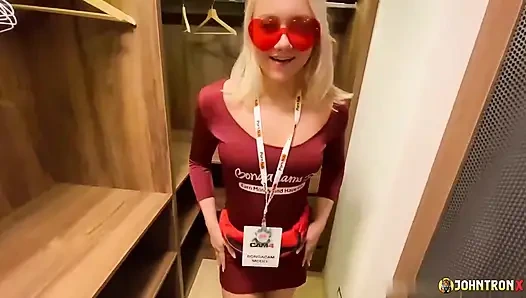 Johntronx - ein super heißes blondes showgirl fickt mich im schrank