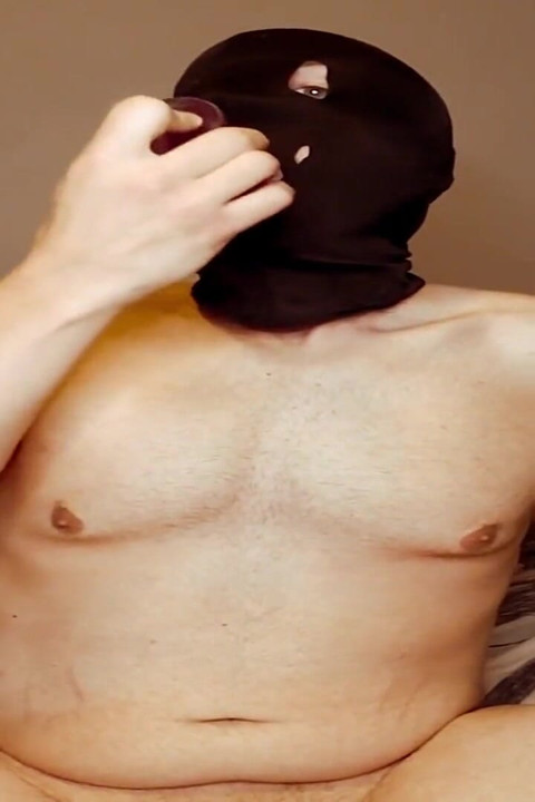 Homem ara própria bunda assistindo gangbang monstruoso