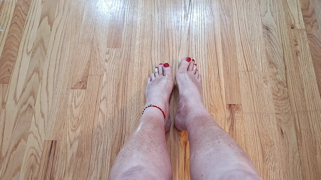 Red toe nails, gold toe rings and an anklet!