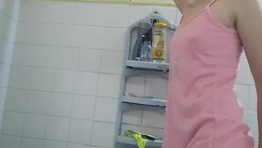 Смачиваю мою пижаму и брею мою киску