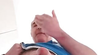 Anda mendengar bunyi tangan saya tersentak ke seluruh zakar saya yang keras dan bengkak