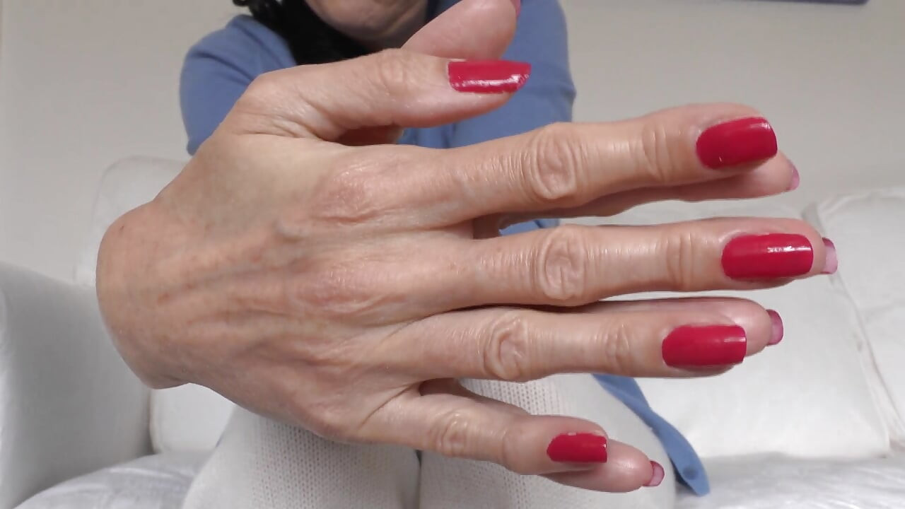 Rode vingernagels, aangeboden door Lady Victoria Valente