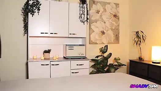 Tiefe Spannungsfreigabe im Schattigen Spa: Carina Blair