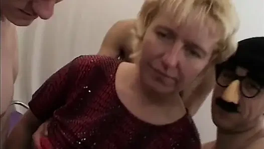 Tante sange rambut pirang di-fingering dan dientot habis-habisan sampai orgasme