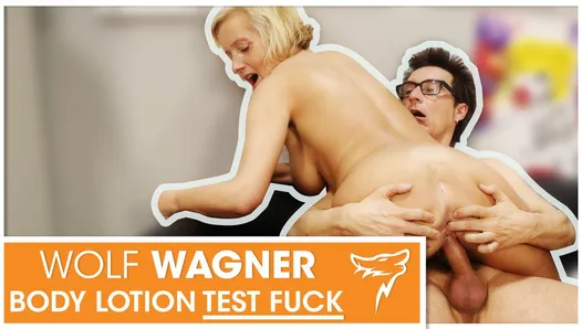 Leni se fait baiser pendant un test de lotion pour le corps ! wolfwagner.com