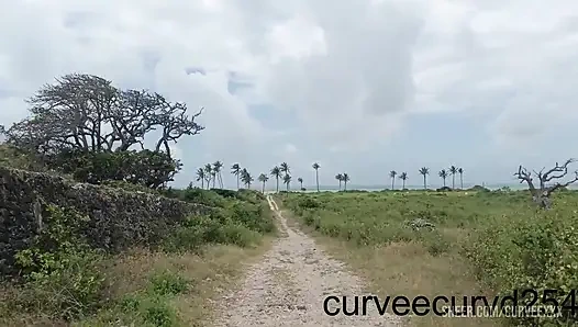 Extremes blankziehen am strand. Ich habe meinen Über-fahrer mit meinem kitzler zum spielen gebracht, bis ich squirte
