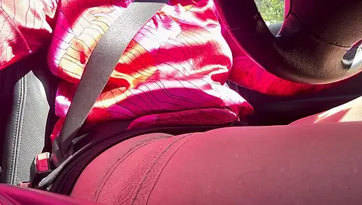 Ich zog über und reibte meine muschi im Auto, bis ich einen intensiven orgasmus hatte.