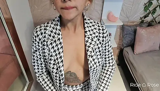 A blonde who plays without restrictions