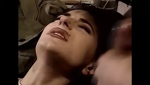 Un soldat trouve une fille ligotée, 4k