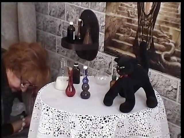 姜奶奶正在取悦一个年轻男人的洞