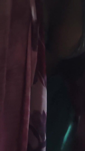 देसी भाभी ब्लाउज और सुंदर पति के साथ देसी साड़ी में स्थानीय वीडियो | क्लिप 1