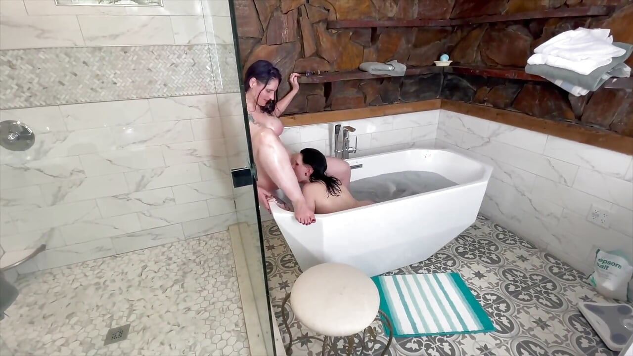 Tesão hotwife conexão: brinquedos na banheira