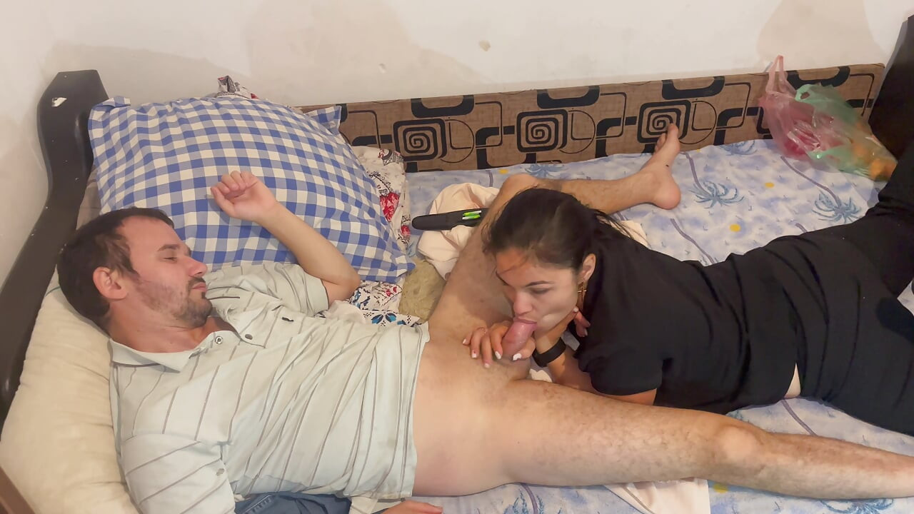 Polu devojka me opušava puši dumi kurac