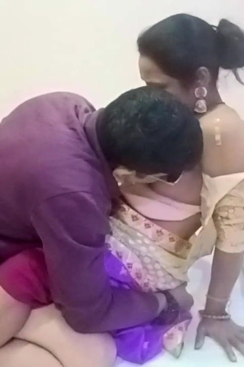 Devar trẻ sục cu bên trong quần lót- Bhabhi nhìn thấy và thổi kèn sau đó đụ bên trong âm hộ để chảy tràn tinh dịch trên saree