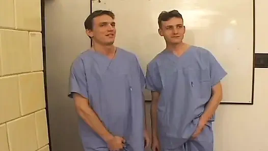 Mükemmel esmer hatun birkaç doktor tarafından sikiliyor