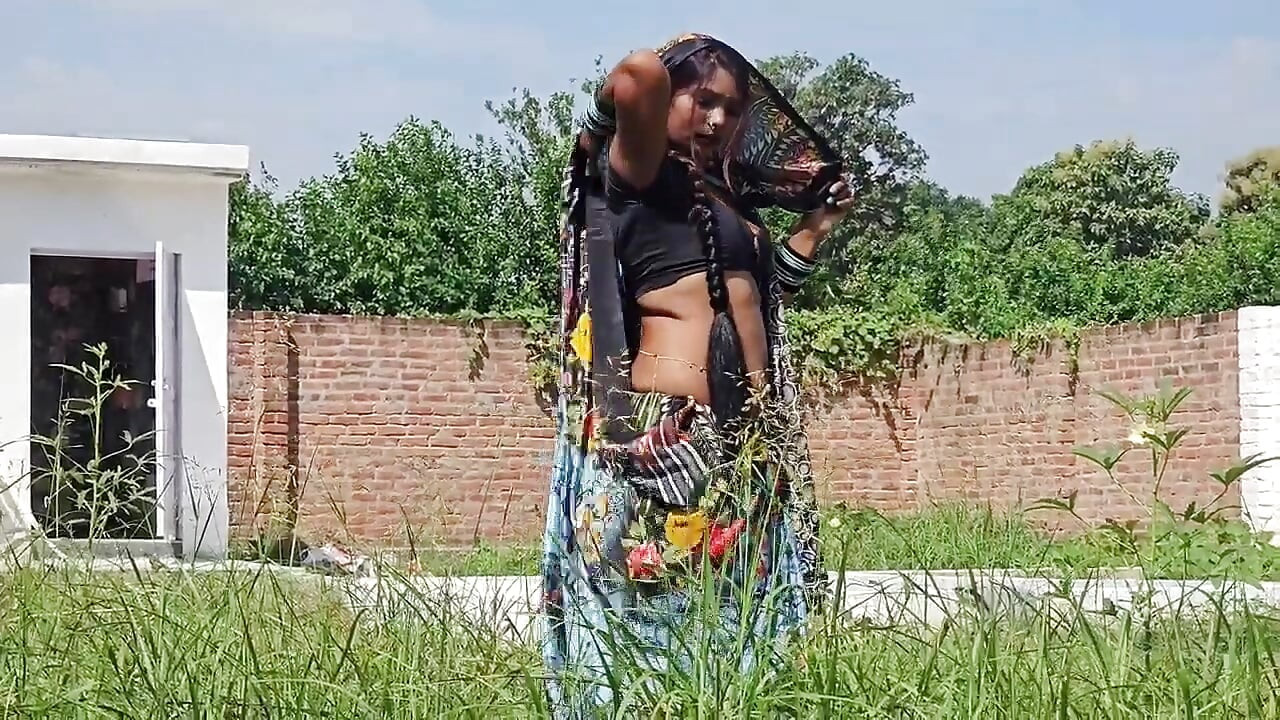 Linda chica india con jugoso labios rojos lamiendo y chupando jefe polla y disfrutando follando en misionero.