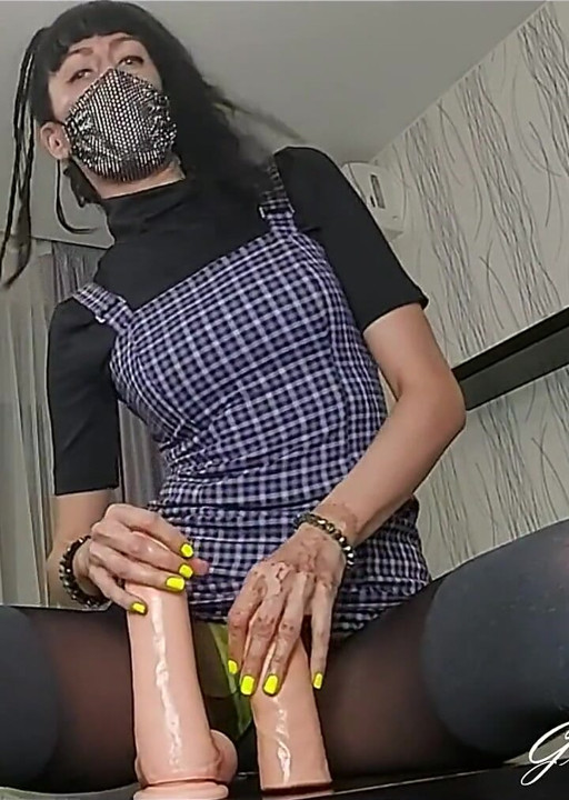 Ateşli Rus orta yaşlı seksi kadın amını parmaklıyor 2