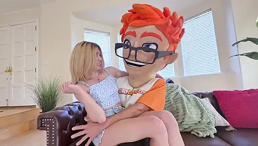 Развлечение с ногами с обнаженной блондинкой Анной Коваченко на диване pornDudeCasting!