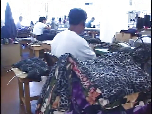 Dwie dziewczyny z college'u ssą tego samego kutasa w tym samym czasie