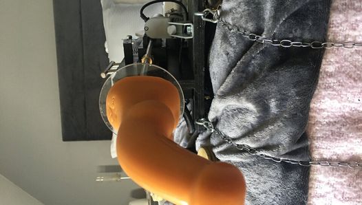 Boquete com vibrador - chupando vibrador - amarrado à máquina de foder