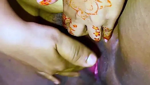 Ibu tiri muslim dengan pantat bahenol ini dientot habis-habisan di ranjang sebelum kencing & ngocok kontol di kamar mandi