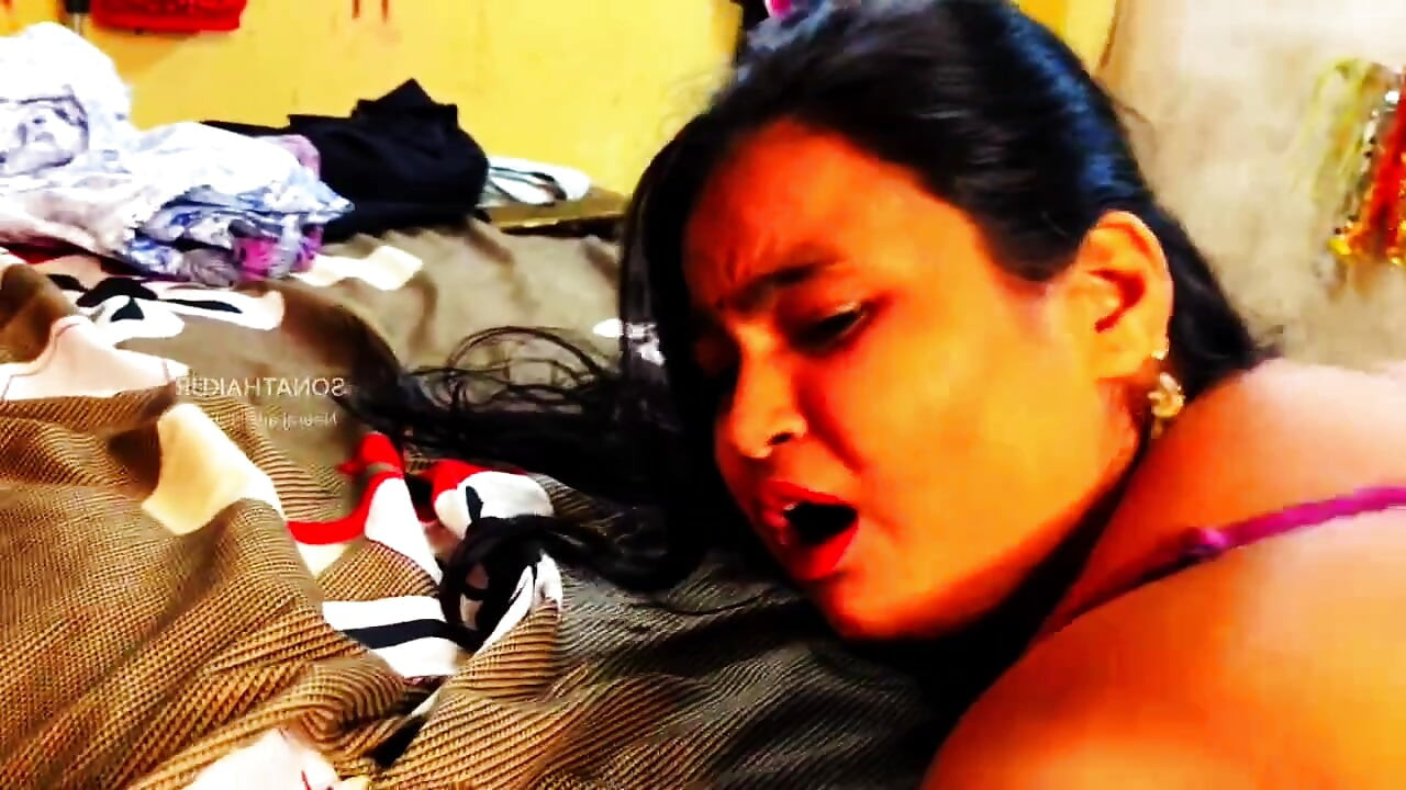 Η Στενή Πούτσα της Desi Bhabhi Γαμιέται Σκληρά και Τεντώνεται από ένα Τεράστιο Πάχος Πούτσας