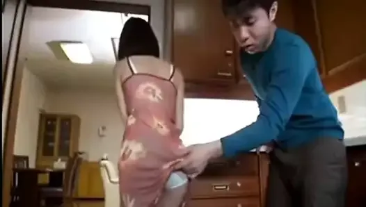 Une maman japonaise séduit l'ami de son fils ch1