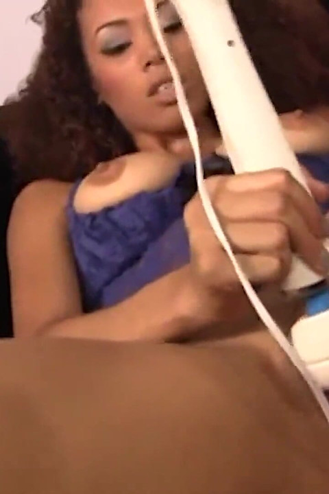 Une bombasse noire jouit plusieurs fois avec son gode géant