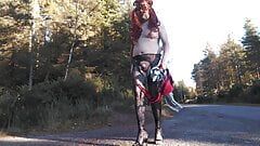 Sissyslut69123 mariquita parpadeando desnuda en la carretera casi atrapada.