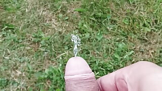 Viejo hombre pervertido tomando largo meo afuera