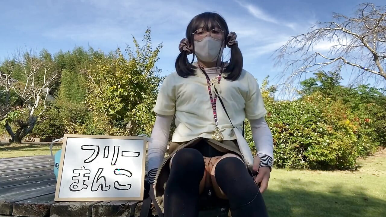 Travesti n°341 « Free » se promenant dans le parc avec la planche baissée