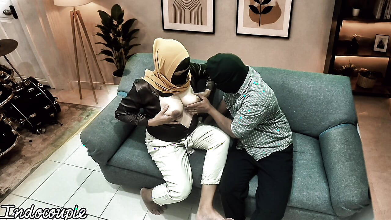Teman kantor muslim berhijab dan bosnya untuk promosi jilat memek berbulu dan nyepong kontol dan ngentot memek becek